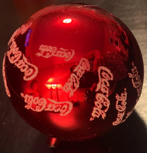 45163-1 € 6,00 coca cola kerstbal glas rood witte letters.jpeg